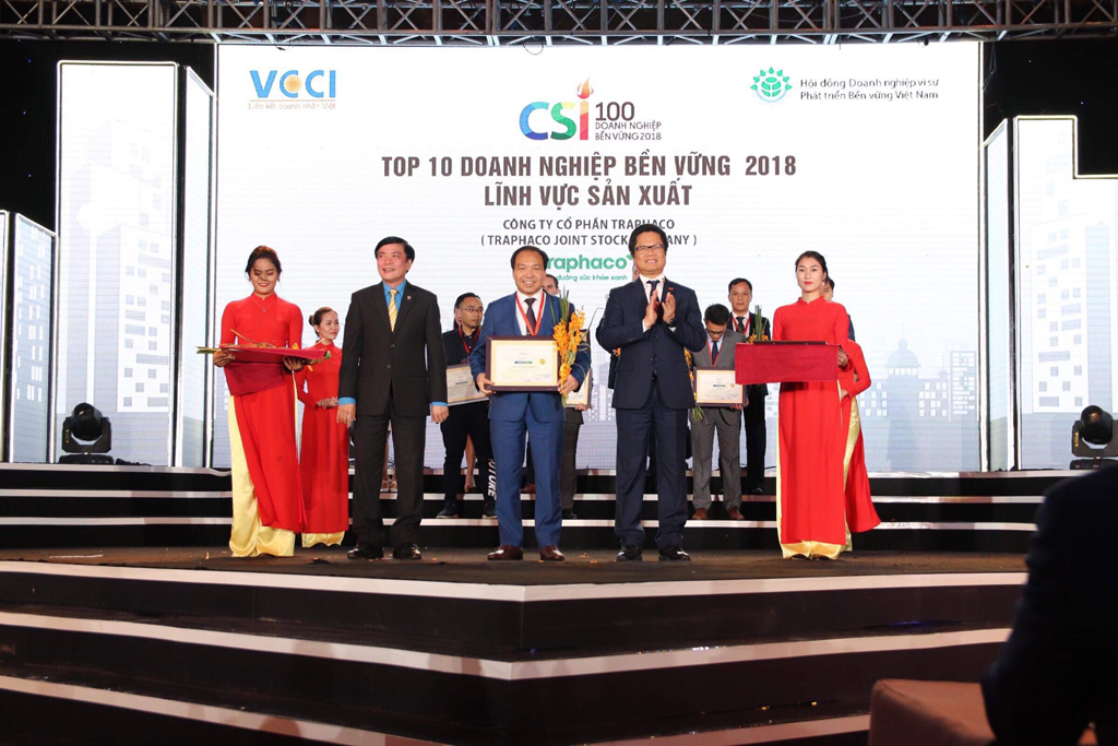 Ông Trần Túc Mã - Tổng giám đốc Công ty CP Traphaco nhận giải Top 10 DN bền vững Việt Nam 2018
