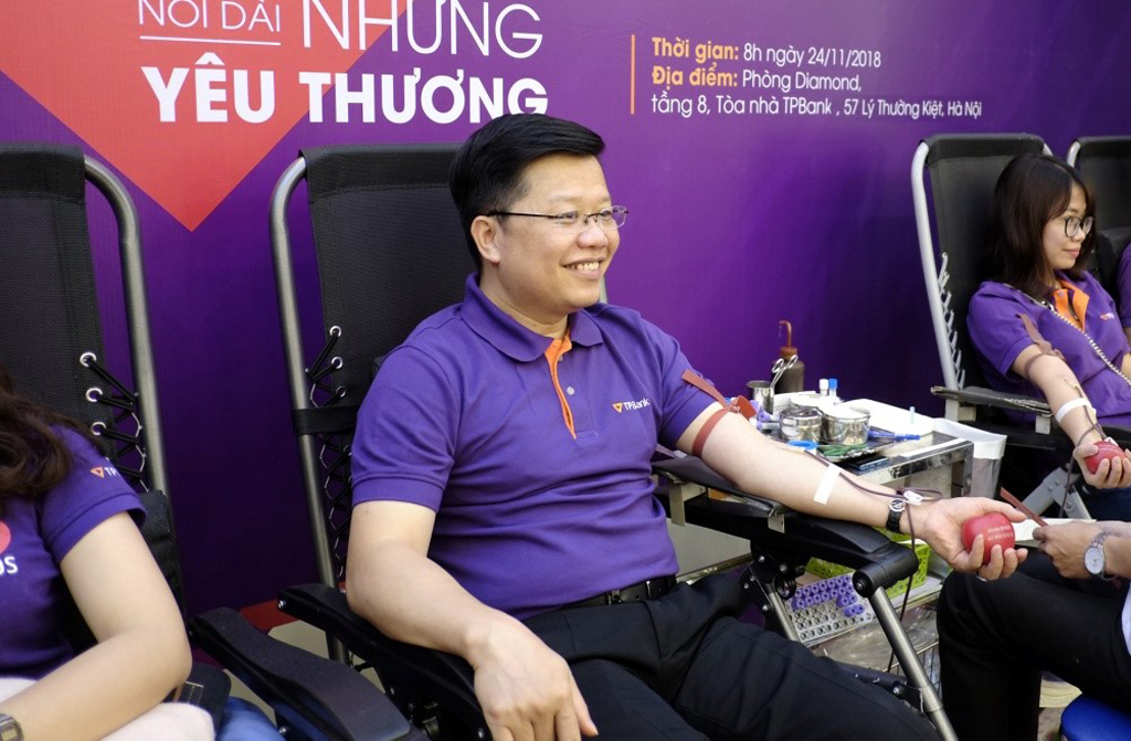Tổng giám đốc Nguyễn Hưng có mặt từ rất sớm và là một trong những người đầu tiên tham gia hiến máu. Đó là hình ảnh truyền cảm hứng mạnh mẽ cho CBNV toàn ngân hàng thêm hào hứng với hoạt động này