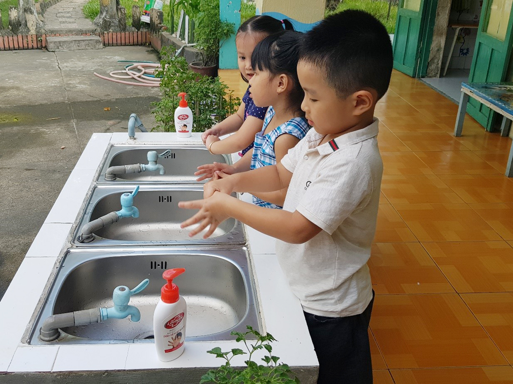 Rửa tay với xà phòng là thói quen tốt trẻ em nào cũng cần thực hiện để bảo vệ sức khỏe