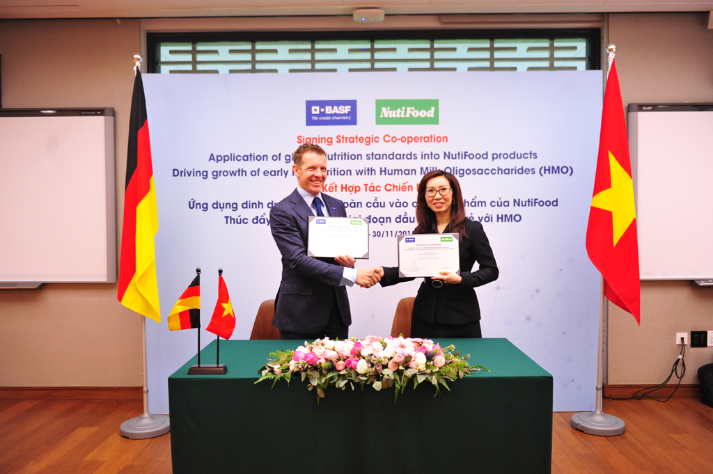 Đại diện công ty NutiFood ký kết với đại diện của Tập đoàn BASF Khu vực Đông Nam'