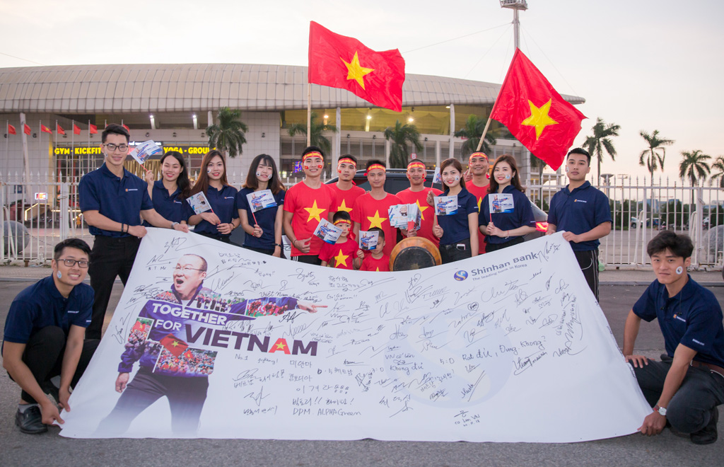 Lá cờ Shinhan khổng lồ với hàng trăm chữ ký thể hiện tinh thần luôn sát cánh cùng đội tuyển Việt Nam của người hâm mộ