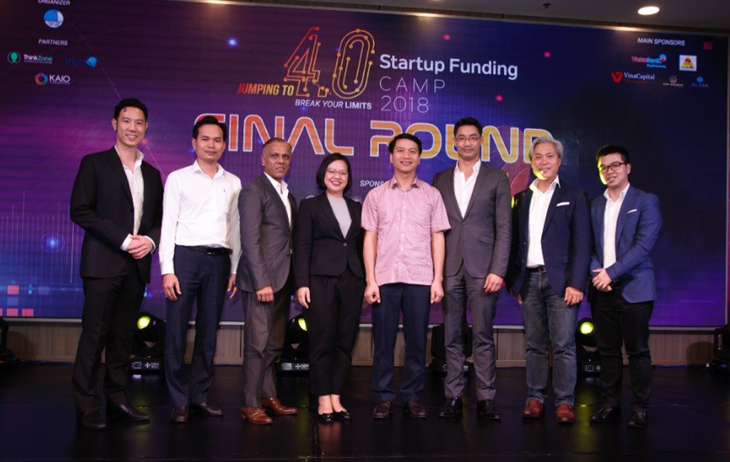 Tổng giám đốc Công ty ALMA (thứ 3 từ trái sang) cùng đại diện Ban tổ chức và các nhà tài trợ trong chương trình Startup Funding Camp 2018