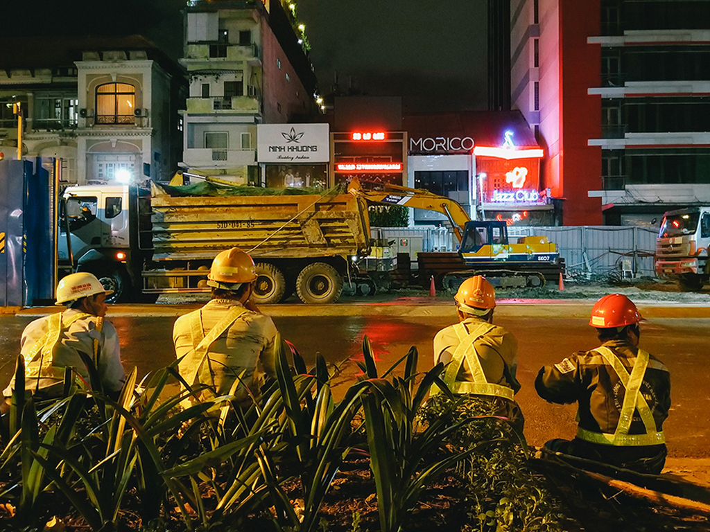 Ở Sài Gòn có lẽ hình ảnh của những người lao động tạo nên rất nhiều cảm xúc, và Galaxy A9 luôn sẵn sàng để người dùng ghi lại. Ở ảnh này, dải tần nhạy sáng toàn khung có sự đều đặn, không phần nào bị cháy hay quá tối