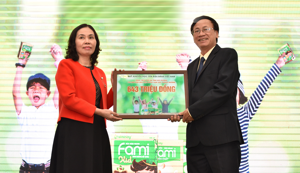 Vinasoy trao tặng sữa cho đại diện Sở Giáo dục và Đào tạo tỉnh Hải Dương