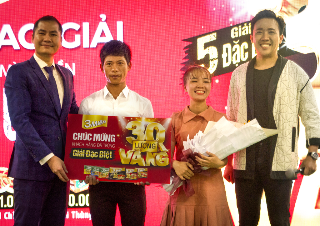 Vợ chồng anh Mười vẫn ngỡ là đang mơ khi lên nhận được giải thưởng “khủng” từ Đại sứ chương trình - nghệ sĩ Trấn Thành, cùng ông Nguyễn Thế Anh - Phó tổng giám đốc Uniben