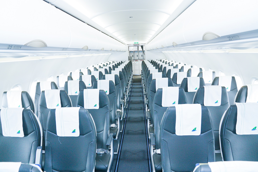 Cabin của Airbus A321NEO có chiều dài 34,44 m, độ rộng lên tới 3,70 m, cho phép tối đa 244 ghế. Các hãng hàng không khác trên thế giới, khi ứng dụng dòng máy bay này, thường bố trí 206 ghế