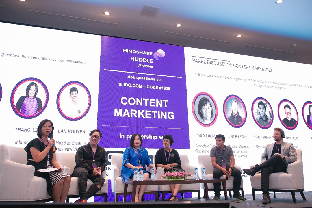 Bà Trang Lê và MC Tùng Leo tham chia sẻ về chủ đề “Content Marketing” trong buổi event