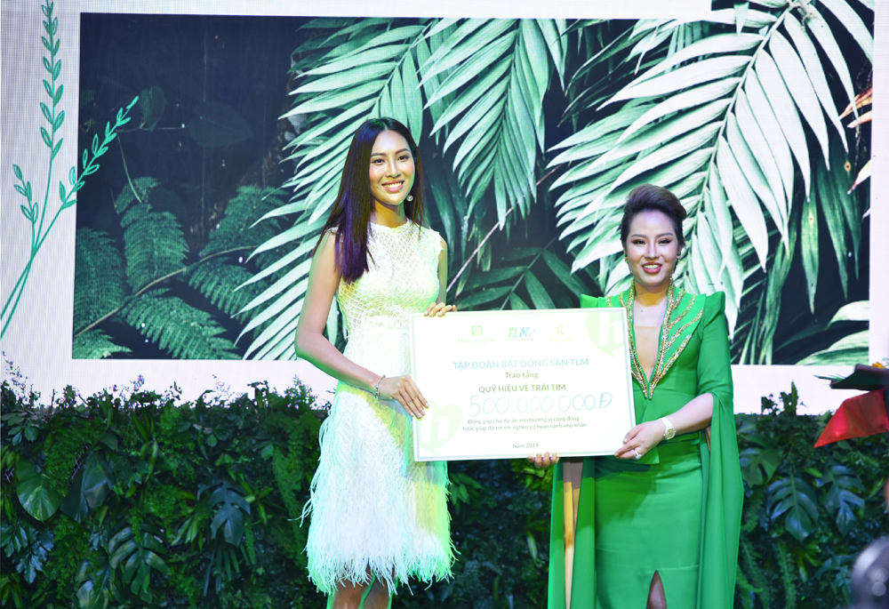 Bà Nguyễn Thị Thanh Tú đại diện trao biểu trưng cho Đại sứ trái tim của Quỹ Hiểu về trái tim - Hoa khôi Áo dài Diệu Ngọc
