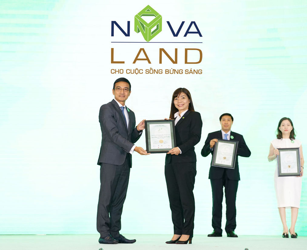 Đại diện Novaland nhận giải Top 10 Báo cáo thường niên tốt nhất