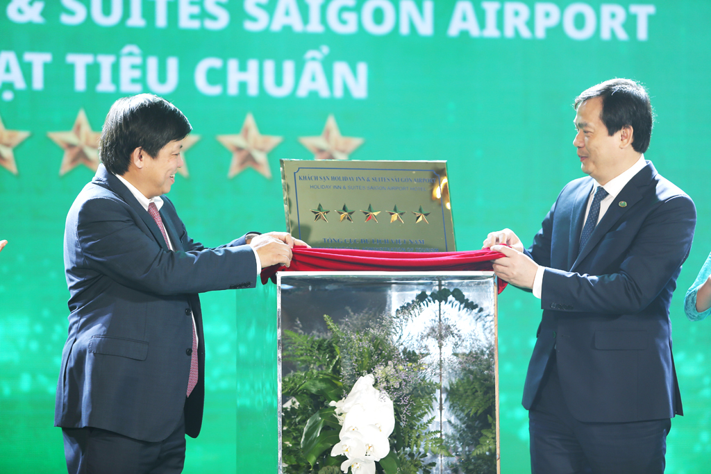 Ông Nguyễn Trùng Khánh - Tổng cục trưởng Tổng cục du lịch trao chứng nhận 5 sao cho Holiday Inn & Suites Saigon Airport