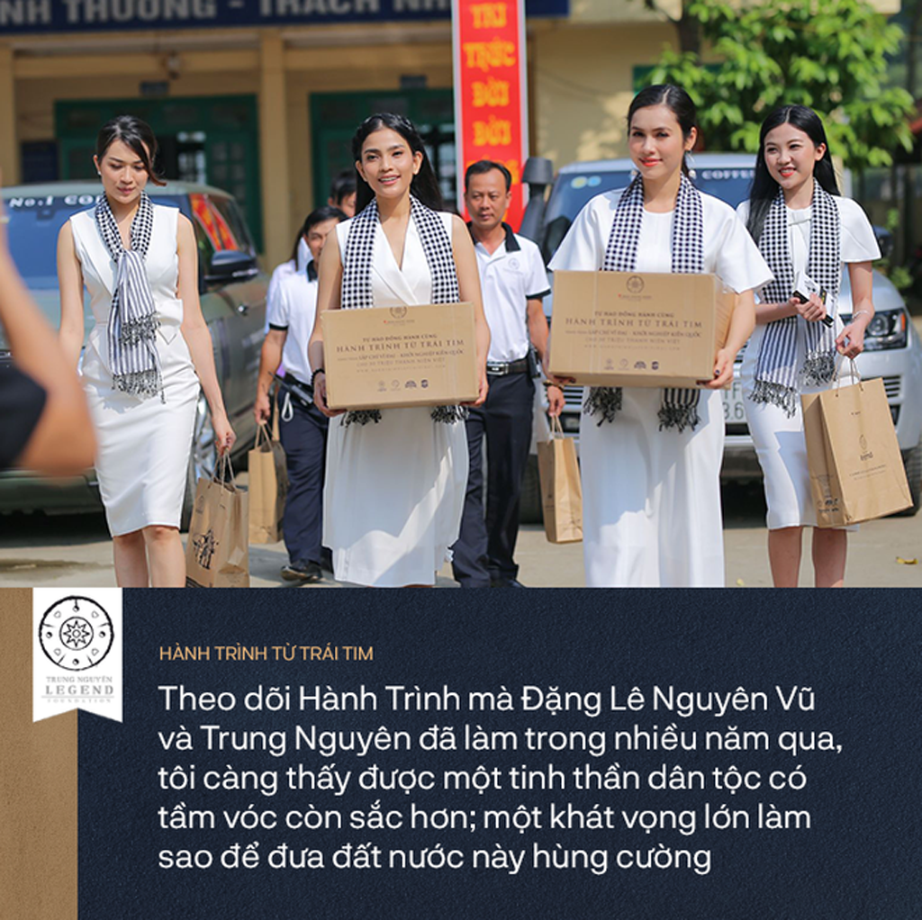Á hậu Hoàng My, Á hậu Trương Thị May, Á hậu Lệ Hằng, diễn viên Lương Thanh trao tặng sách quý đến các em học sinh tại huyện Trùng Khánh, Cao Bằng
