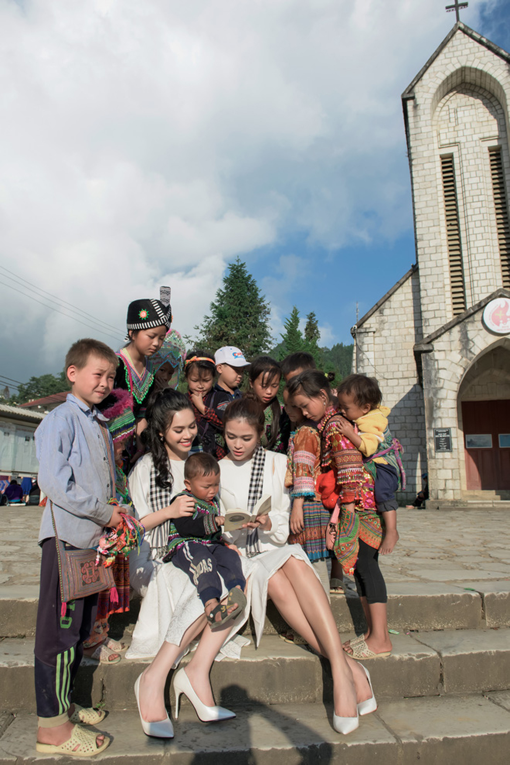 Không ngại đường xa dốc núi gập ghềnh, Á hậu Hoàng My, Á hậu Mâu Thủy vẫn nhiệt tình trao tận tay những cuốn sách quý đến những bạn nhỏ ở Sa Pa, Lào Cai