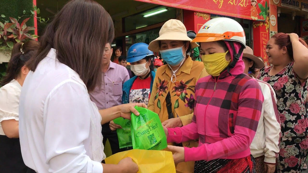 Công ty Dầu tràm Cung Đình tặng dầu tràm cho nhân viên siêu thị 