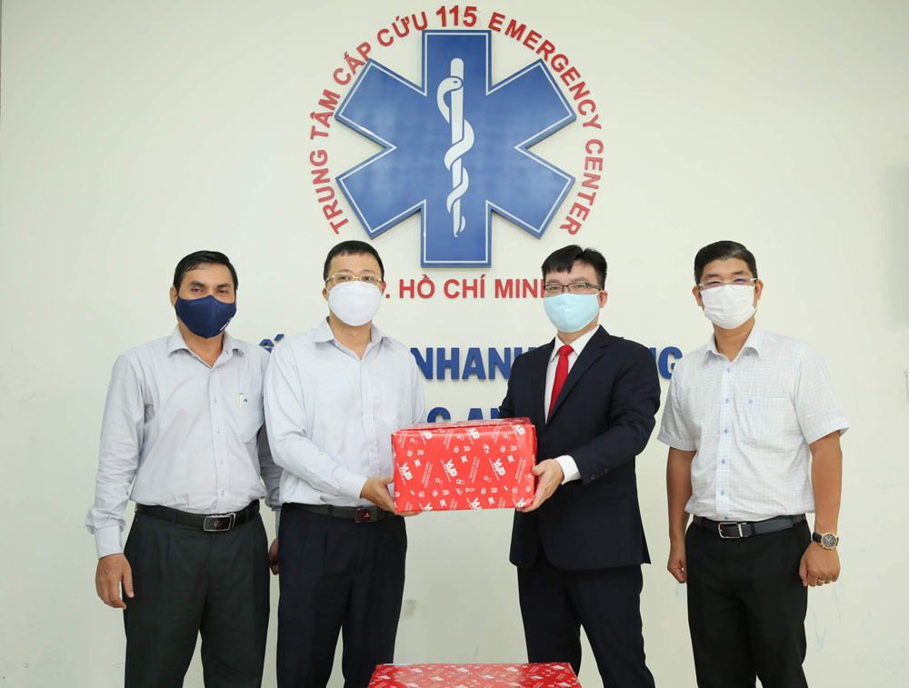 Ông Lưu Quốc Khang, Giám đốc Dịch vụ học đường của VUS trao tặng khẩu trang cho Đại diện Trung tâm cấp cứu 115