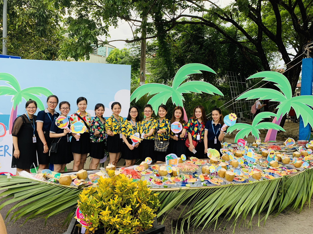 Khách hàng nhận hoa và quà tặng đặc biệt từ Khải Tín Group -Ảnh: Phú Thành
