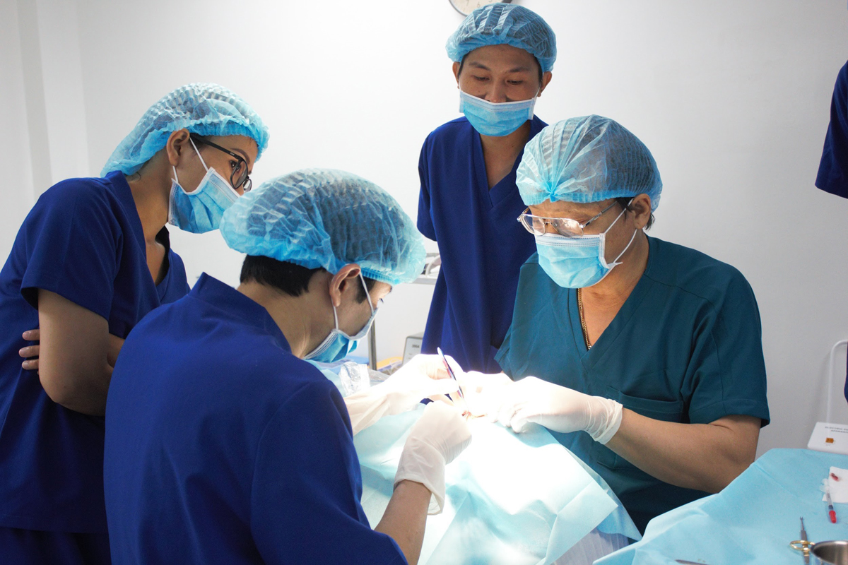 Nâng mũi Hàn Quốc diễn ra trong phòng phẫu thuật vô trùng với máy móc hiện đại