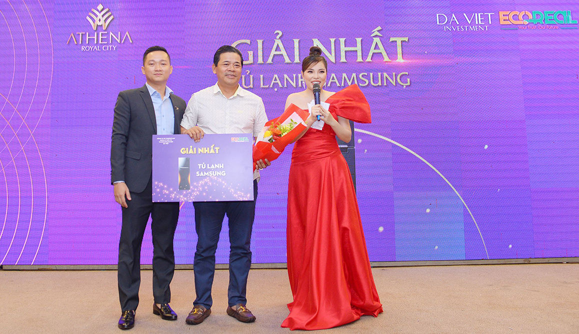 Ông Trần Hữu Thiện An, Tổng giám đốc Eco Real trao giải Nhất (tủ lạnh) cho khách hàng Nguyễn Anh Dũng