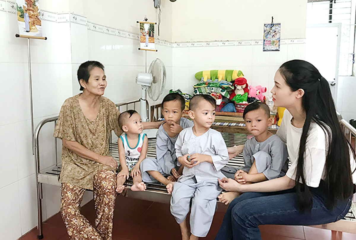 Nguyễn Thị Trân Châu thăm hỏi người già và các em bé ở mái ấm Mây Ngàn