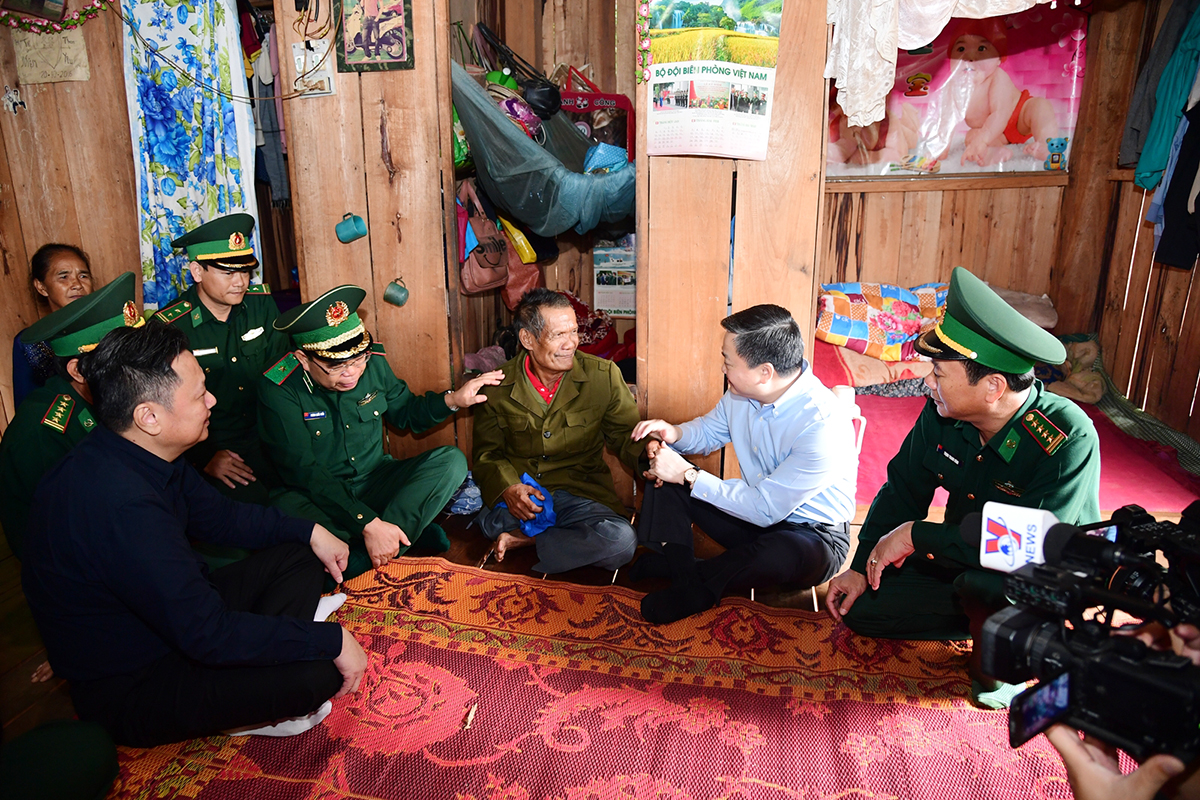Chủ tịch HĐQT VietinBank Lê Đức Thọ (thứ 2 từ phải sang) và đại diện Bộ Tư lệnh BĐBP thăm hỏi, động viên nhân dân bản Ka Ai bị ảnh hưởng bởi thiên tai