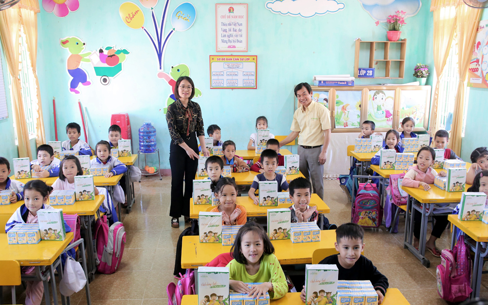 Vở và sữa được trao tặng ở trường Trường Tiểu học Thạch Vĩnh, huyện Thạch Hà, tỉnh Hà Tĩnh