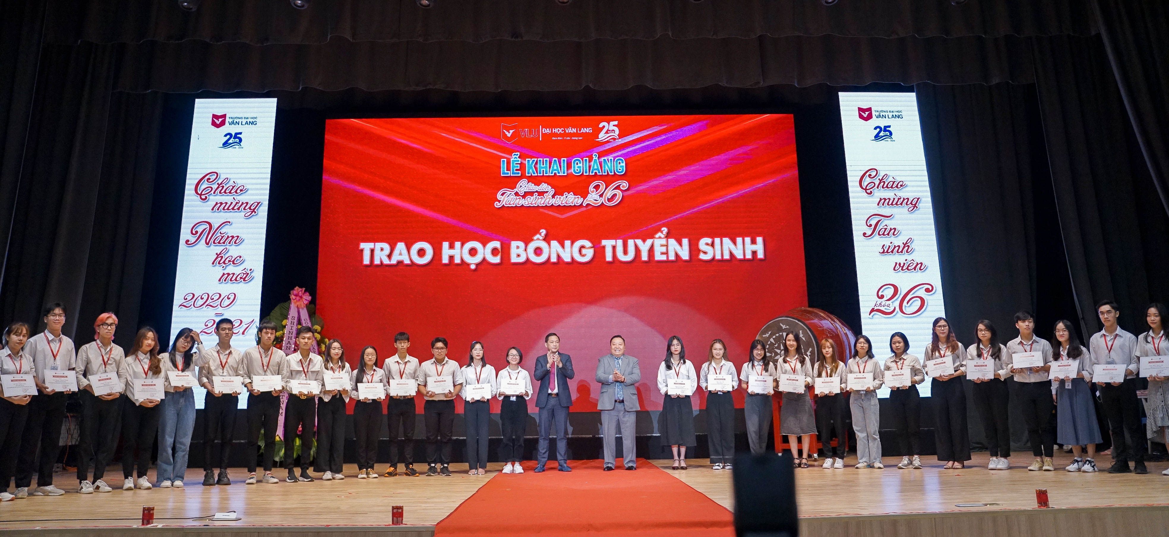 Đại học Văn Lang đã trao 10 tỉ đồng học bổng cho tân sinh viên khóa 26, trong Lễ khai giảng năm 2020.