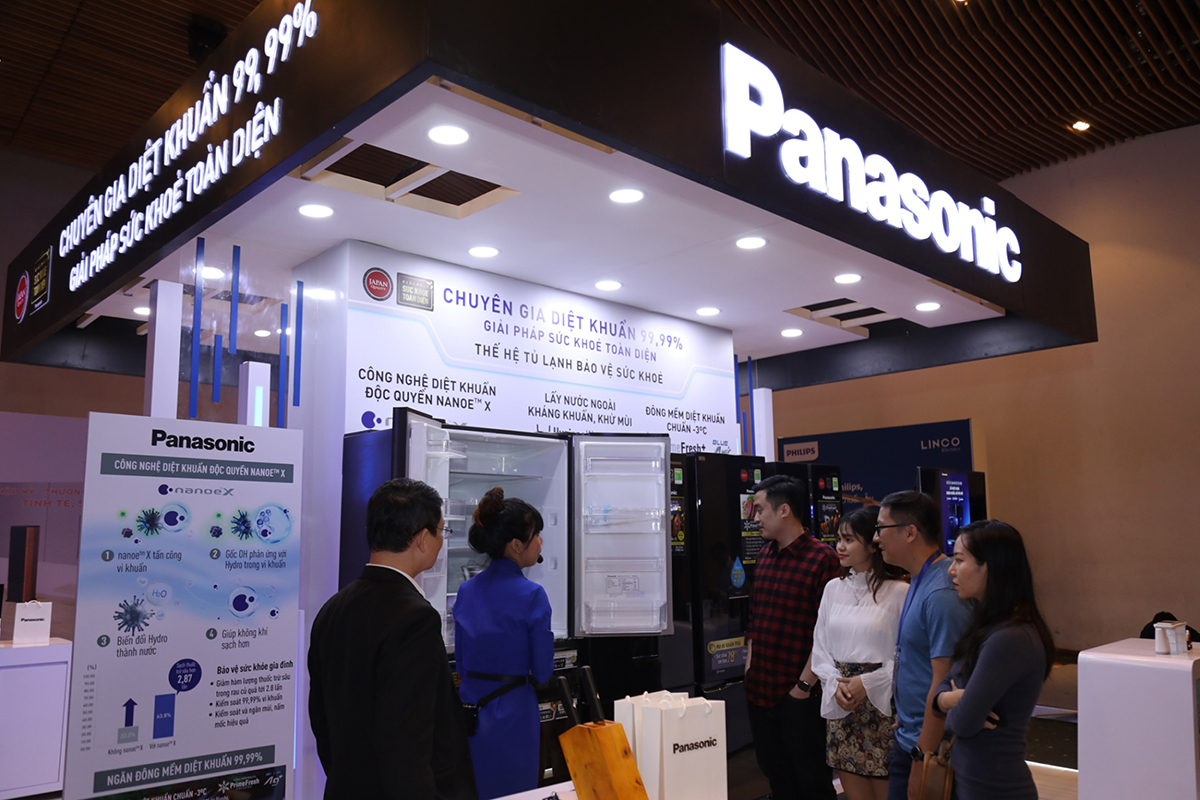 Gian hàng trưng bày các sản phẩm diệt khuẩn của Panasonic thu hút sự quan tâm của nhiều khách hàng 
