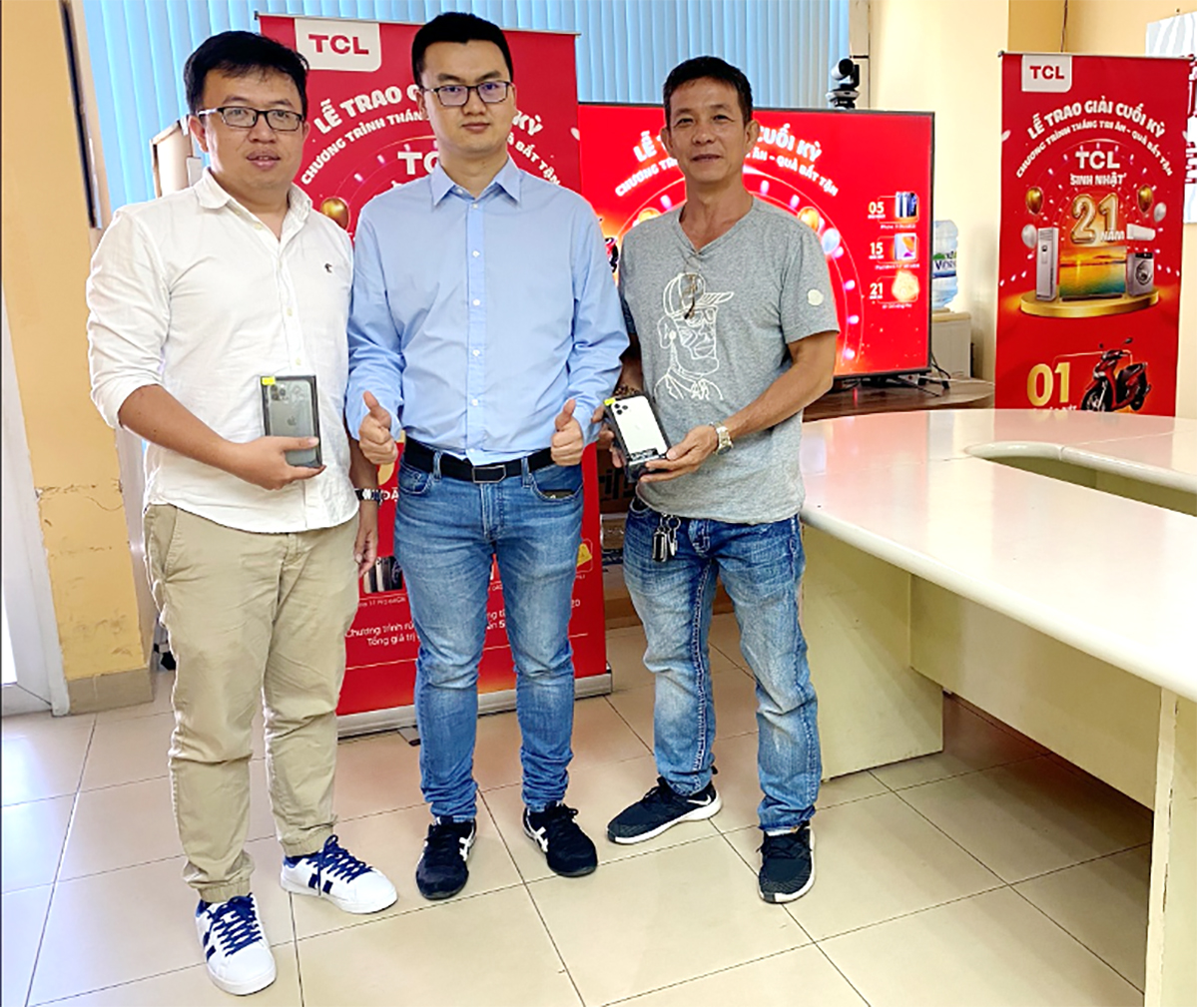 Đại diện TCL Việt Nam (giữa) trao giải nhất cho khách hàng