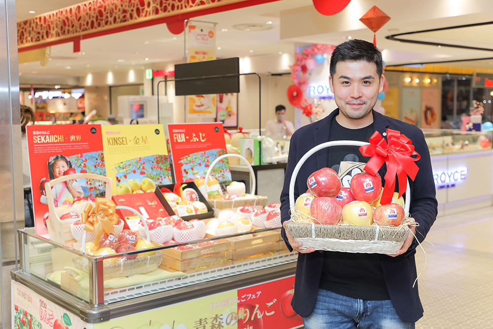  Ông Yuya Arashima và gian hàng táo Nhật tại TTTM Takashimaya