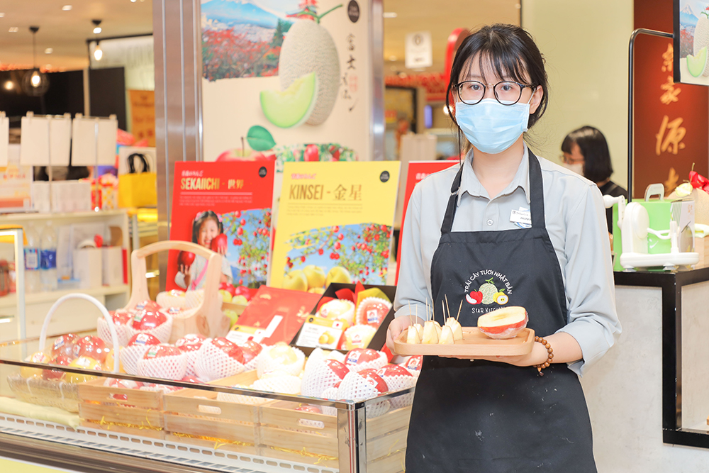   Gian hàng táo Star Kitchen (TTTM Takashimaya) mời ăn thử táo