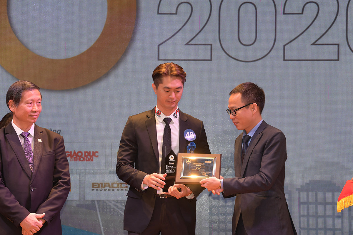 Ông Phạm Danh - Phó tổng giám đốc Van Phuc Group nhận giải thưởng Top 10 khu đô thị đáng sống nhất năm 2020