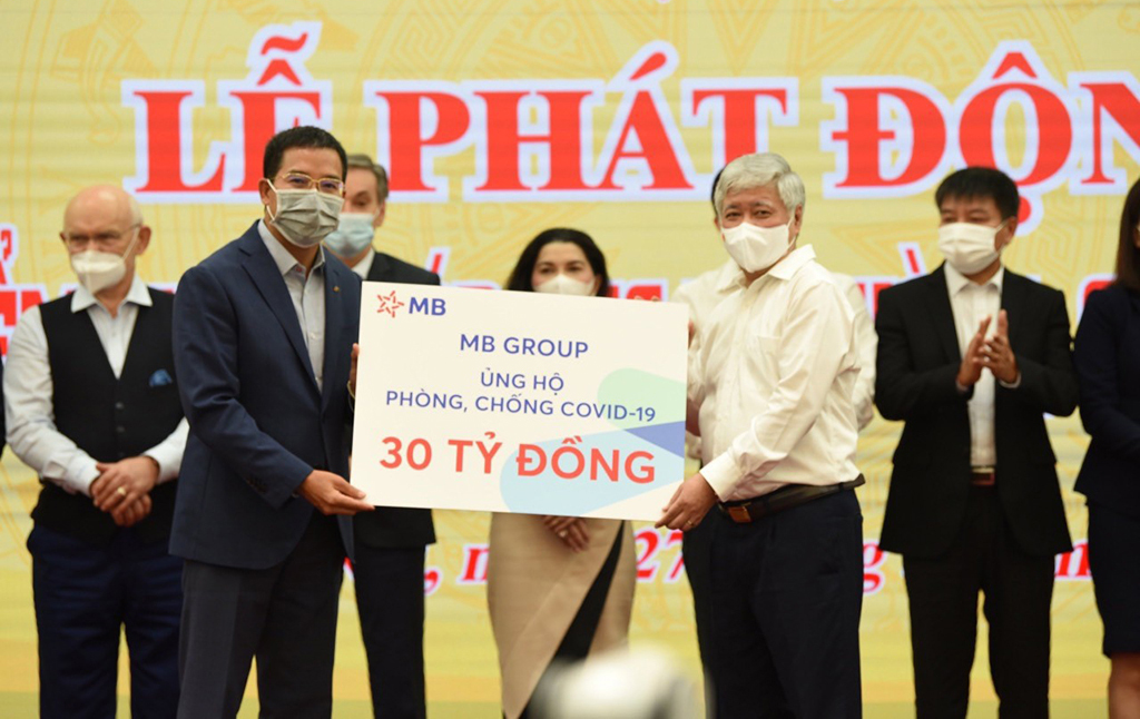 Ông Lưu Trung Thái - Phó chủ tịch HĐQT, Tổng giám đốc MB đại diện MB Group trao tặng số tiền 30 tỉ đồng cho UB MTTQVN