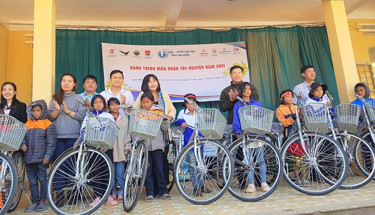 Bí thư Đoàn EVNHCMC Huỳnh Tấn Khương (áo trắng) trao xe đạp cho học sinh khó khăn Trường tiểu học dân tộc thị trấn Măng Đen (Kon Tum) trong chương trình Hành trình mùa xuân Tây nguyên năm 2021 - Ảnh: EVNHCMC