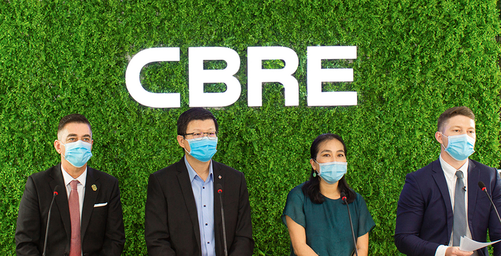 Ông Jason (trái) tại Diễn đàn CBRE Forum 2021