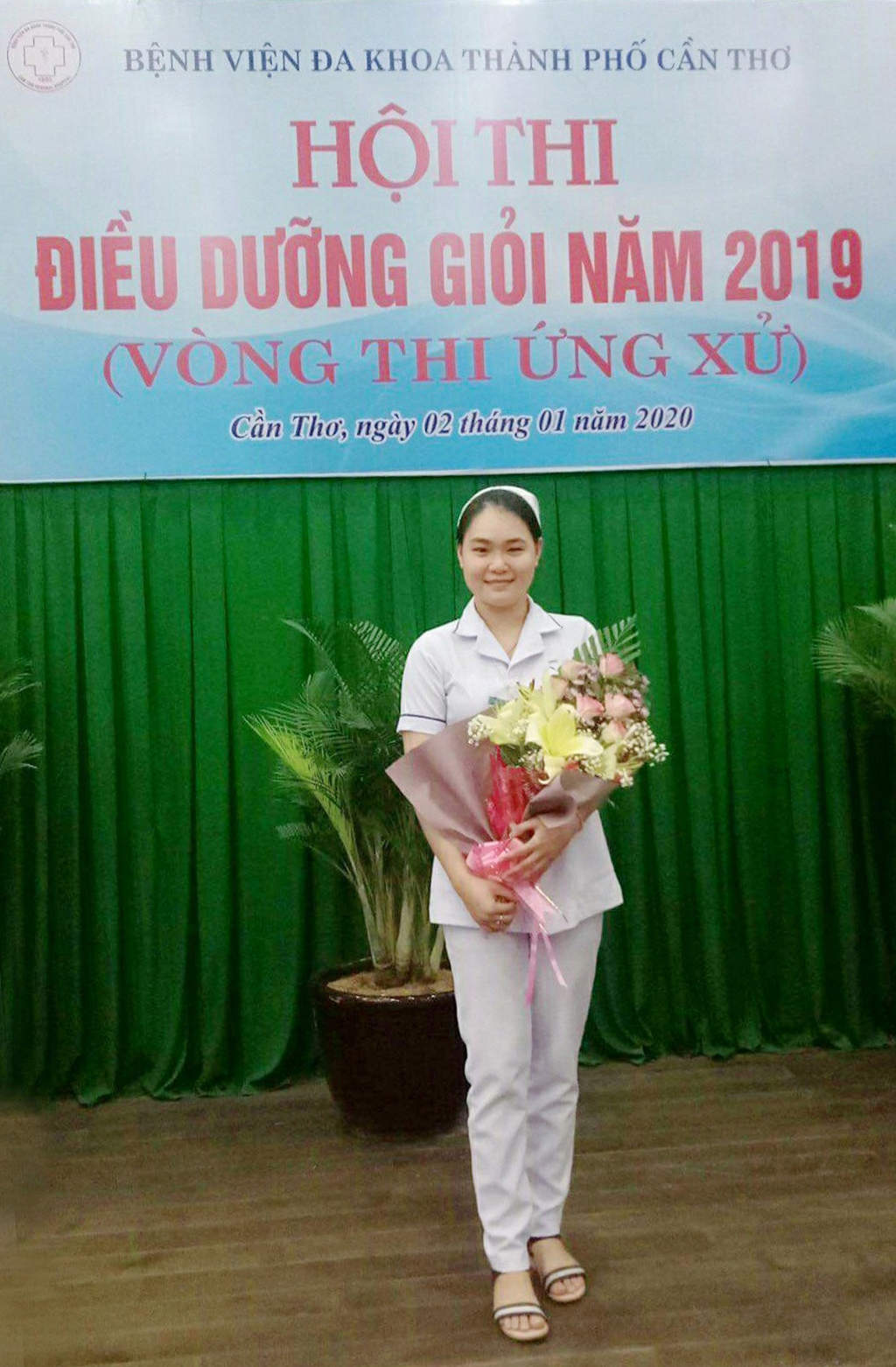 Chị Nguyễn Trần Kim Phụng, cựu SV Trường ĐH Tây Đô, hiện là điều dưỡng viên khoa Hồi sức cấp cứu Bệnh viện đa khoa TP.Cần Thơ - Ảnh: Mỹ Ngọc 