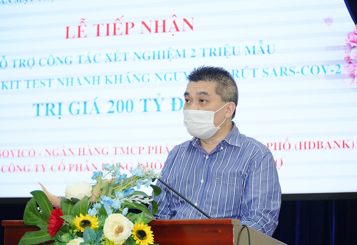 Phó Tổng giám đốc điều hành Sovico Phạm Khắc Dũng chia sẻ tại buổi lễ trao tặng 2 triệu mẫu và 1 triệu kit xét nghiệm trị giá 200 tỷ đồng cho TP.HCM