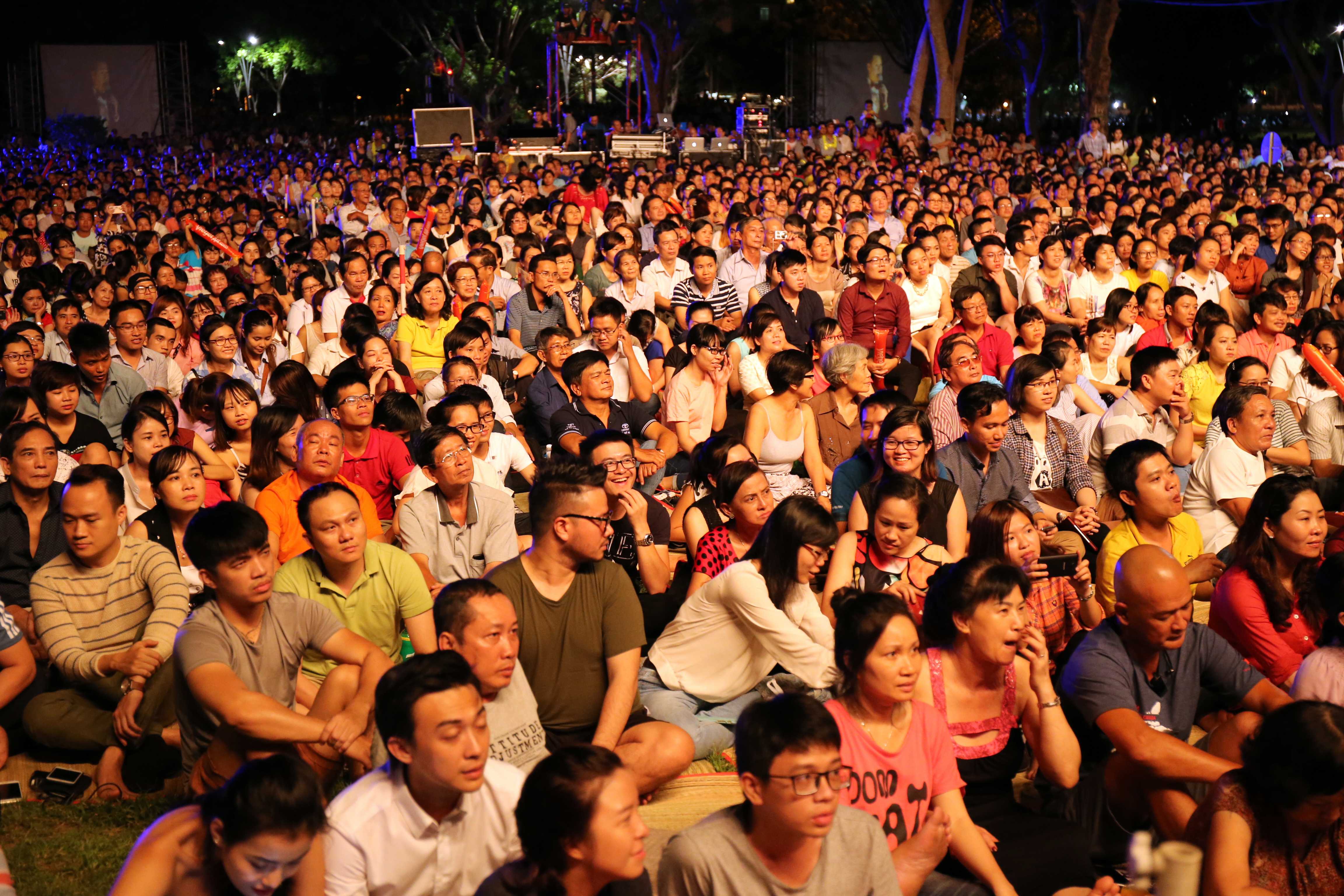 Hàng chục ngàn người yêu nhạc Trịnh quây quần trong đêm nhạc tưởng nhớ 15 năm ngày mất cố nhạc sĩ Trịnh Công Sơn