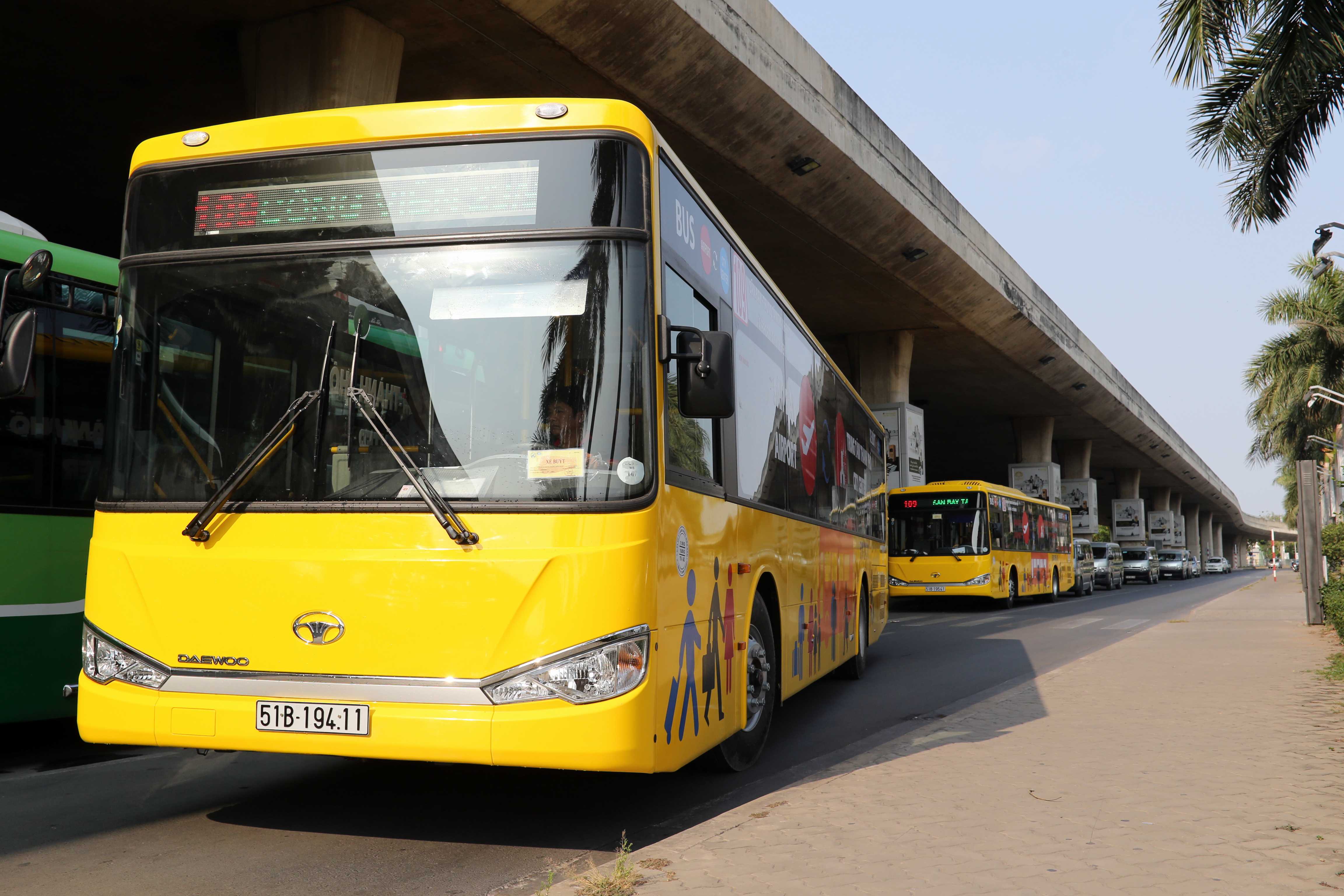 Xe buýt chất lượng cao phục vụ người dân và du khách quốc tế với tuyến đường từ sân bay Tân Sơn Nhất đến trung tâm thành phố và ngược lại - Ảnh: Độc Lập