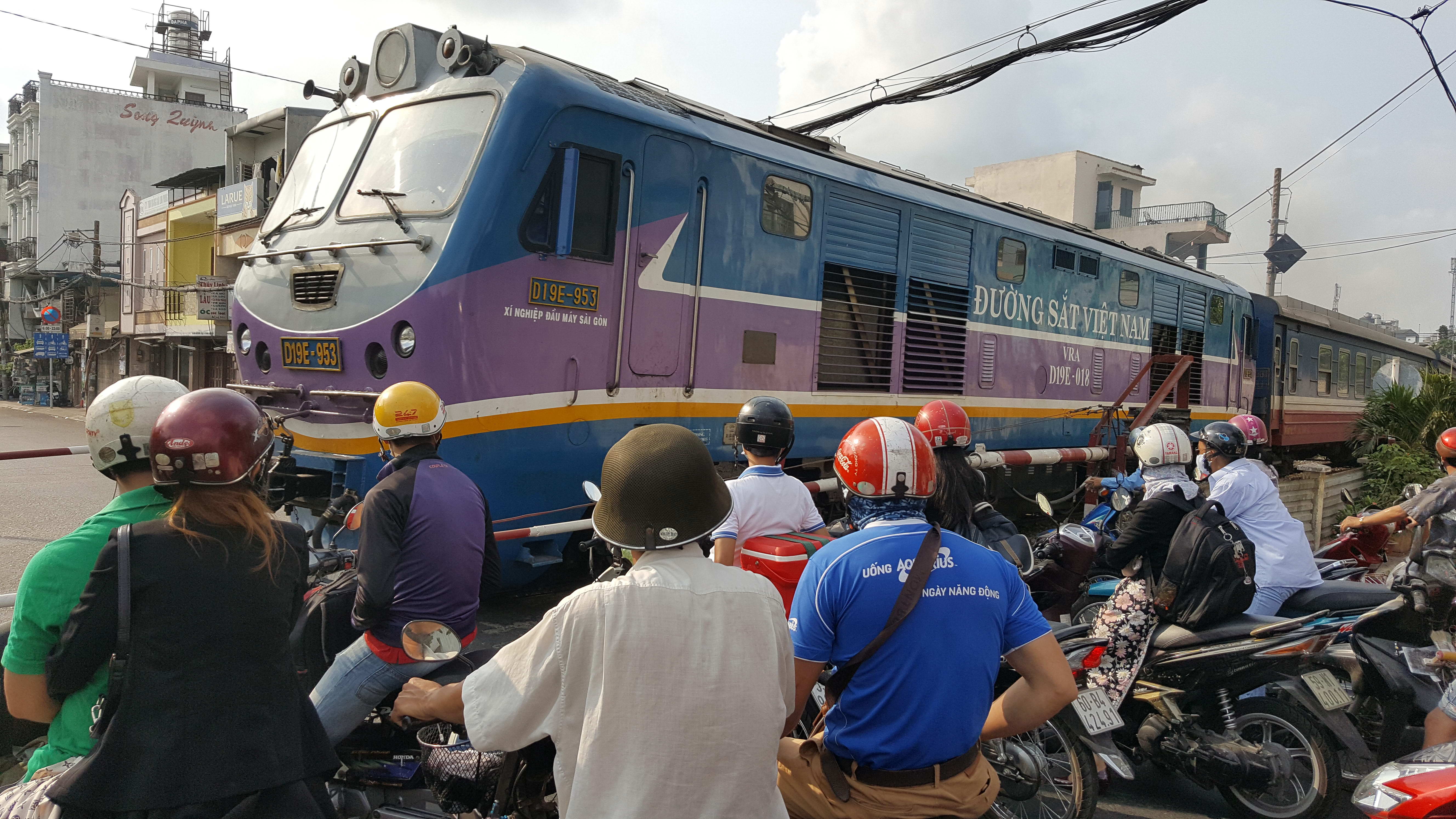 Tàu lửa từ ga Sài Gòn không có khách vẫn chạy đoạn bờ kè quận 3 - Ảnh: Độc Lập 