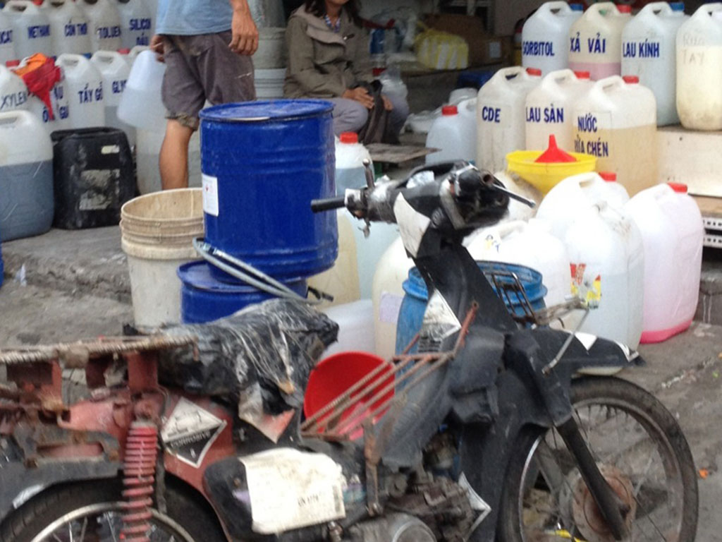 Nước rửa chén không nhãn mác tại chợ Kim Biên - Ảnh: Hoàng Việt