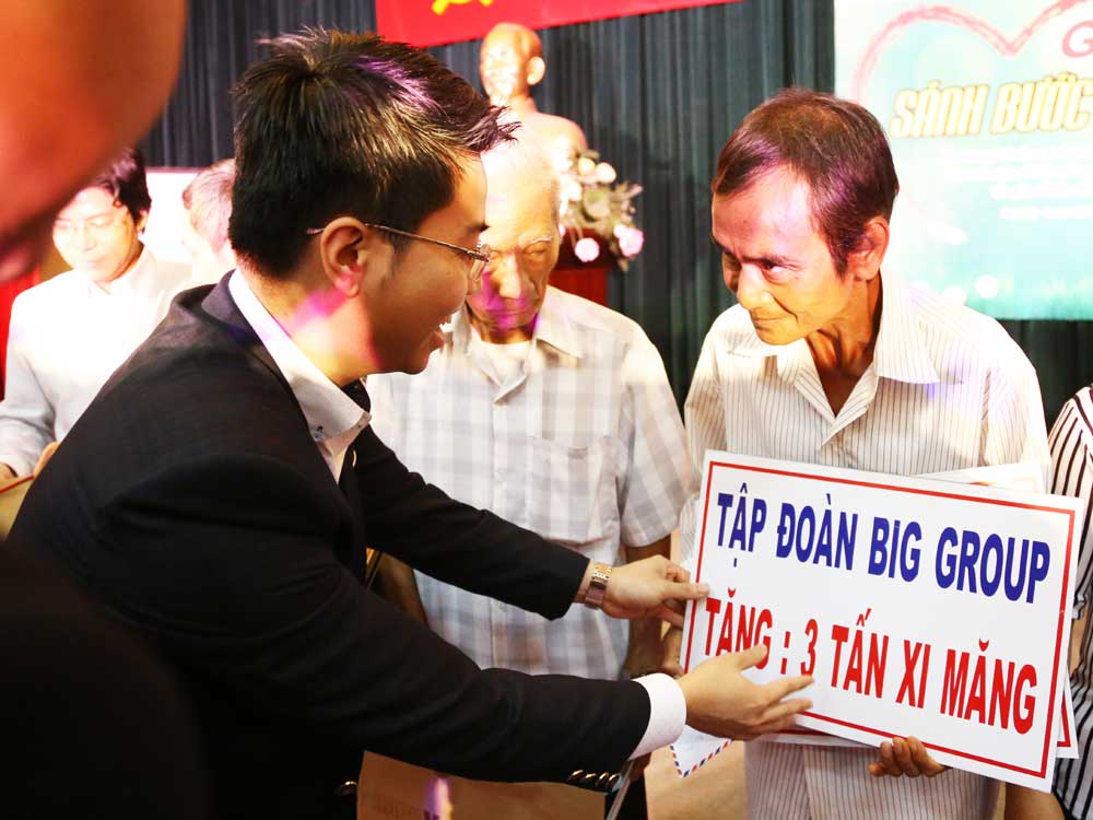 Doanh nhân trẻ Võ Phi Nhật Huy, Chủ tịch Tập đoàn Big Group, tặng quà cho người tù oan Huỳnh Văn Nén - Ảnh: Nhật Linh
