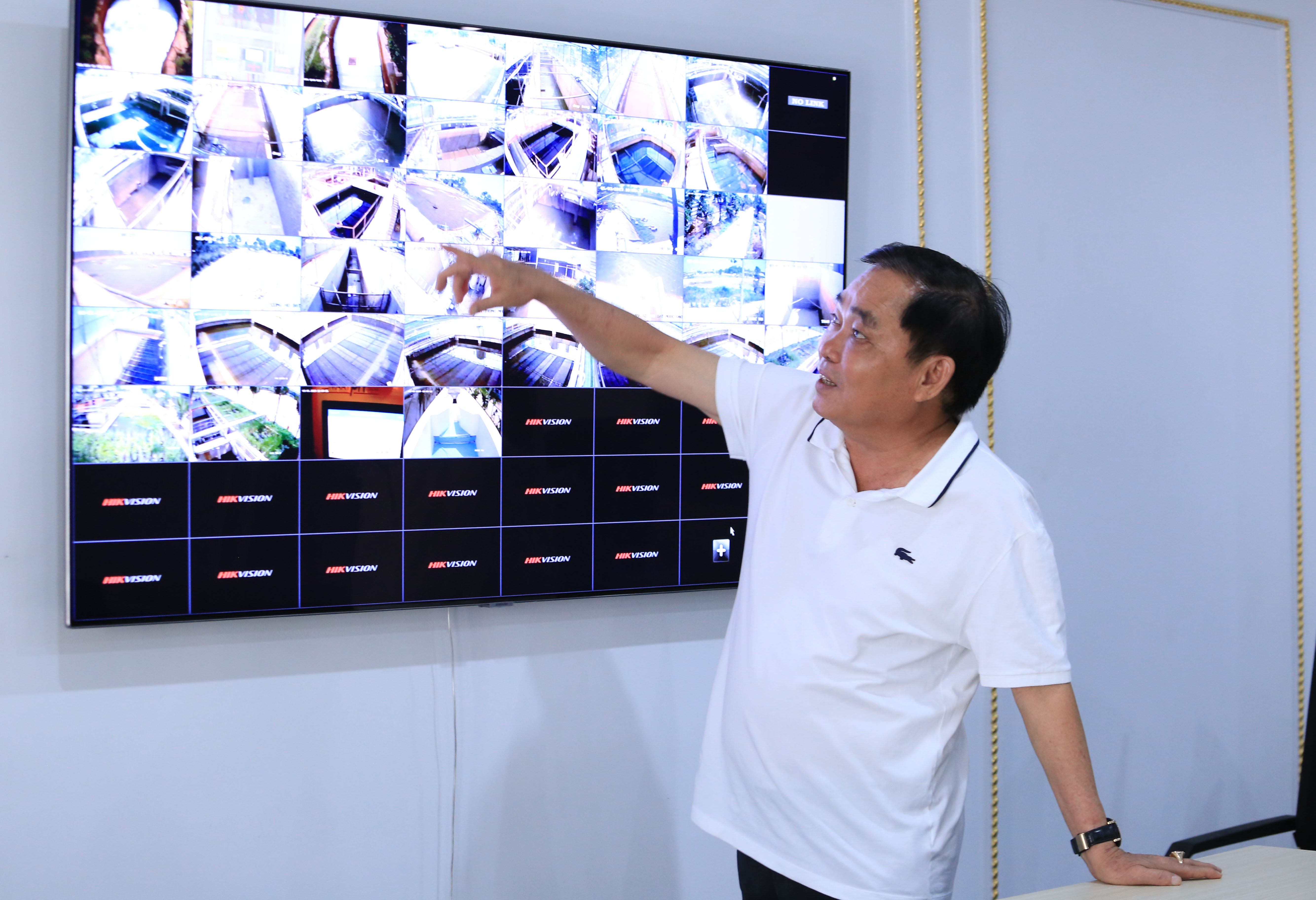 Hệ thống camera giám sát nhà máy xử lý nước thải đặt tại phòng làm việc của ông Huỳnh Uy Dũng