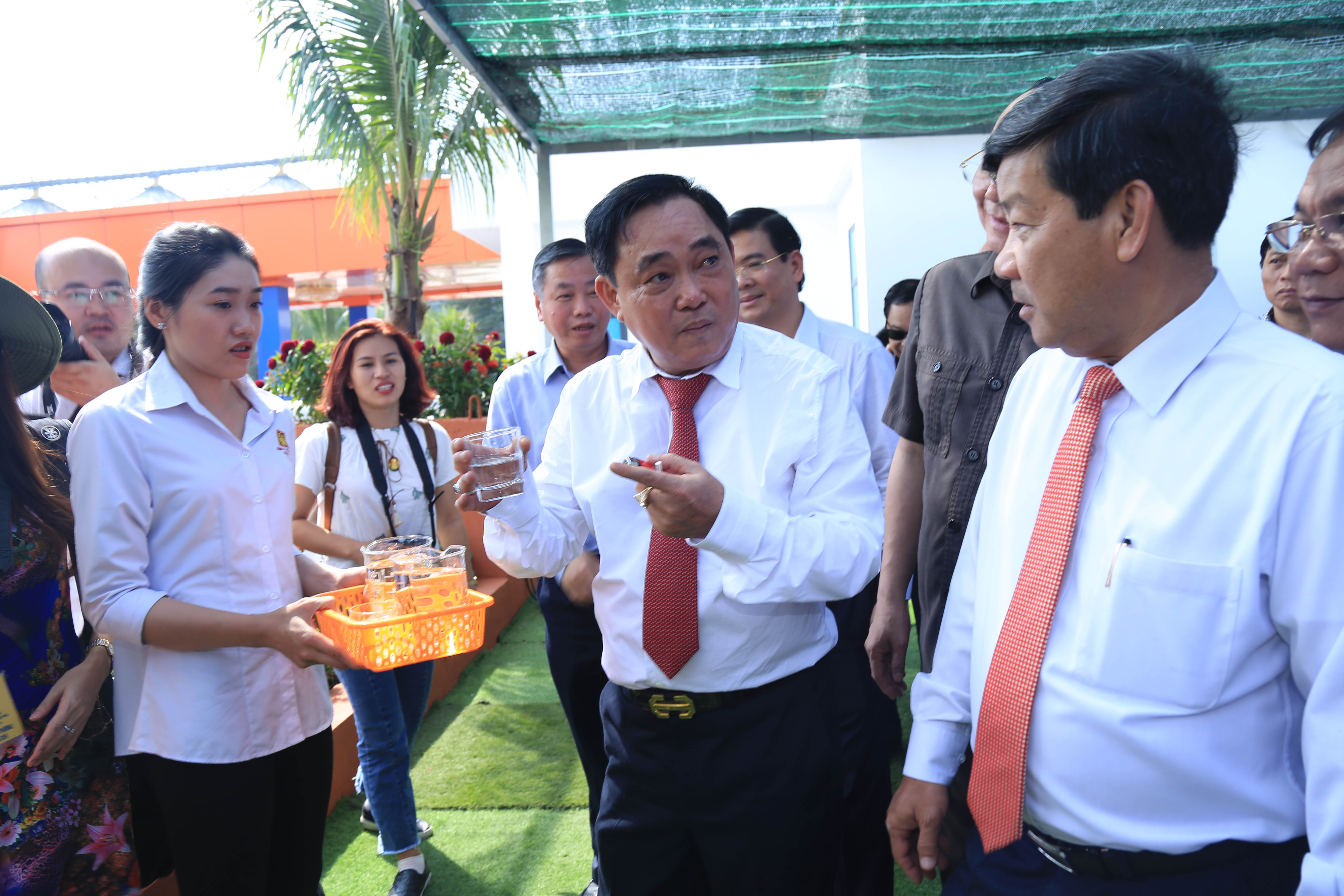 Ông Huỳnh Uy Dũng giới thiệu nước hợp vệ sinh sau khi xử lý từ nước thải...