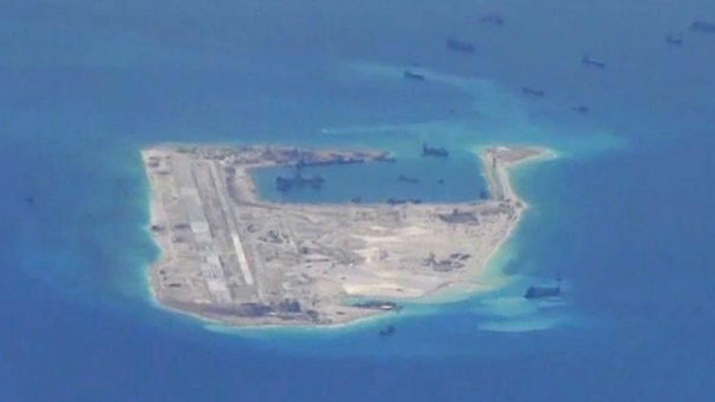 Nhật phản đối Trung Quốc cho máy bay đáp thử ở đường băng xây phi pháp trên Đá Chữ Thập thuộc quần đảo Trường Sa của Việt Nam - Ảnh: Reuters