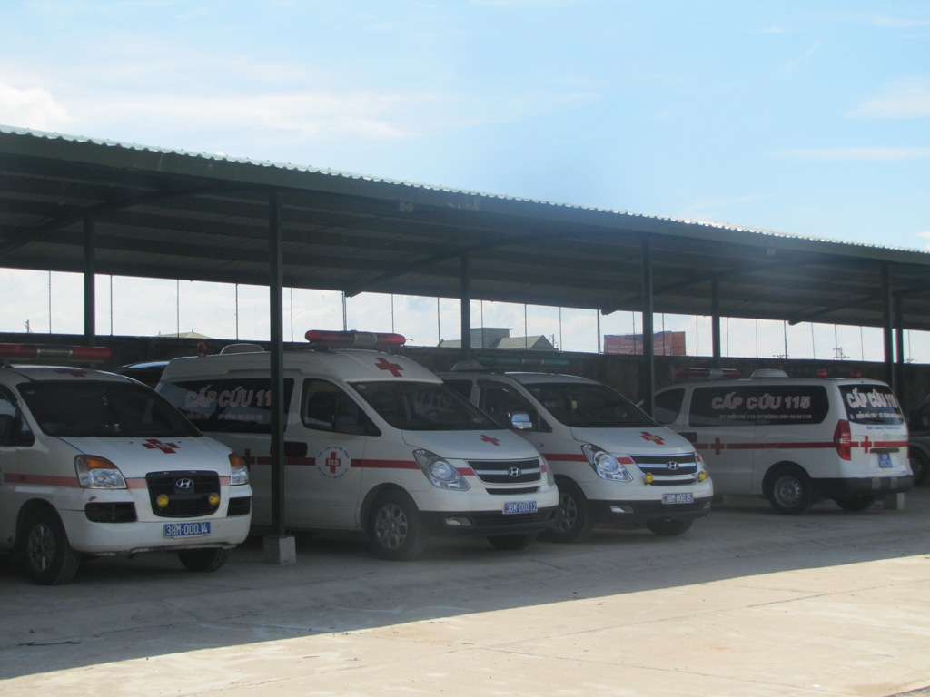 Dàn xe cấp cứu đăng ký biển số xanh sai quy định của Công ty TNHH MTV Vận chuyển cấp cứu 115 Hà Tĩnh - Ảnh: Nguyên Dũng