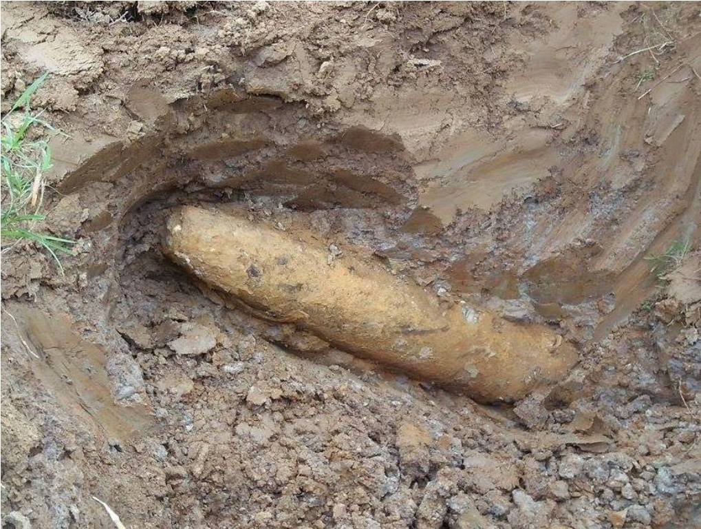 Hiện trường quả bom được phát hiện tại xã Cẩm Thành -Ảnh: Nguyên Dũng