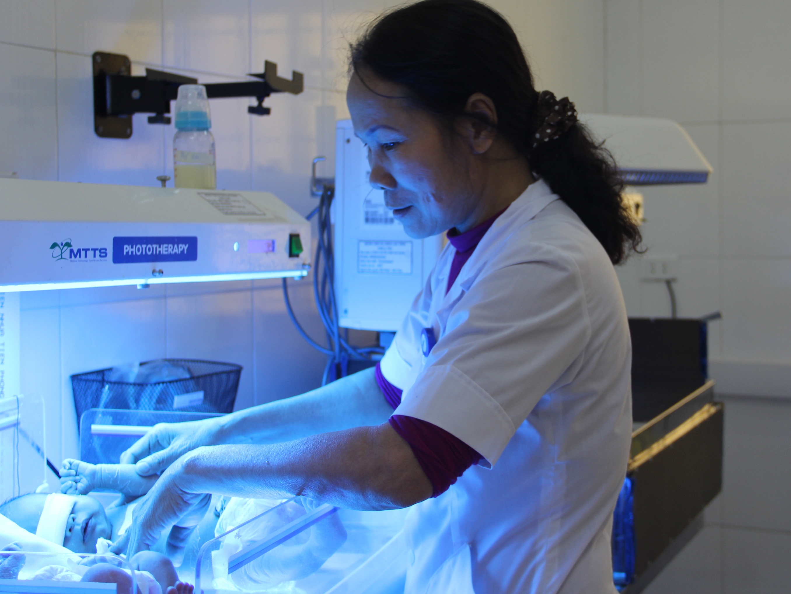 Cháu bé mới sinh, con của chị Trang vẫn đang được các y, bác sĩ chăm sóc tại bệnh viện - Ảnh: Nguyên Dũng