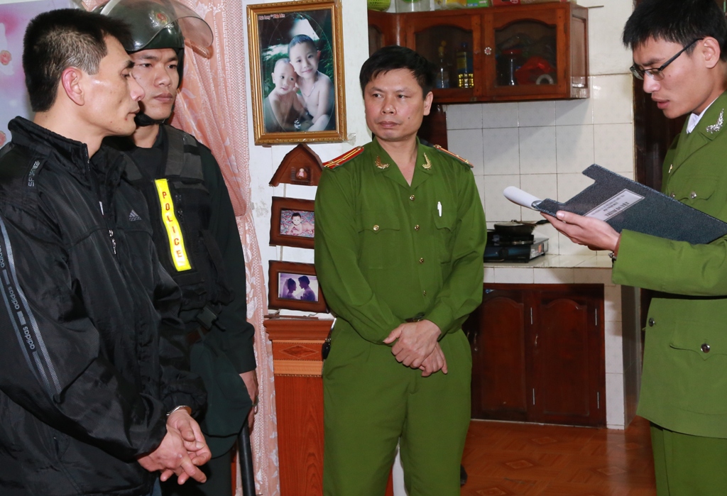 Công an đọc lệnh bắt Nguyễn Tuấn Dũng (người ngoài cùng bên trái) - Ảnh: Công an tỉnh Hà Tĩnh cung cấp