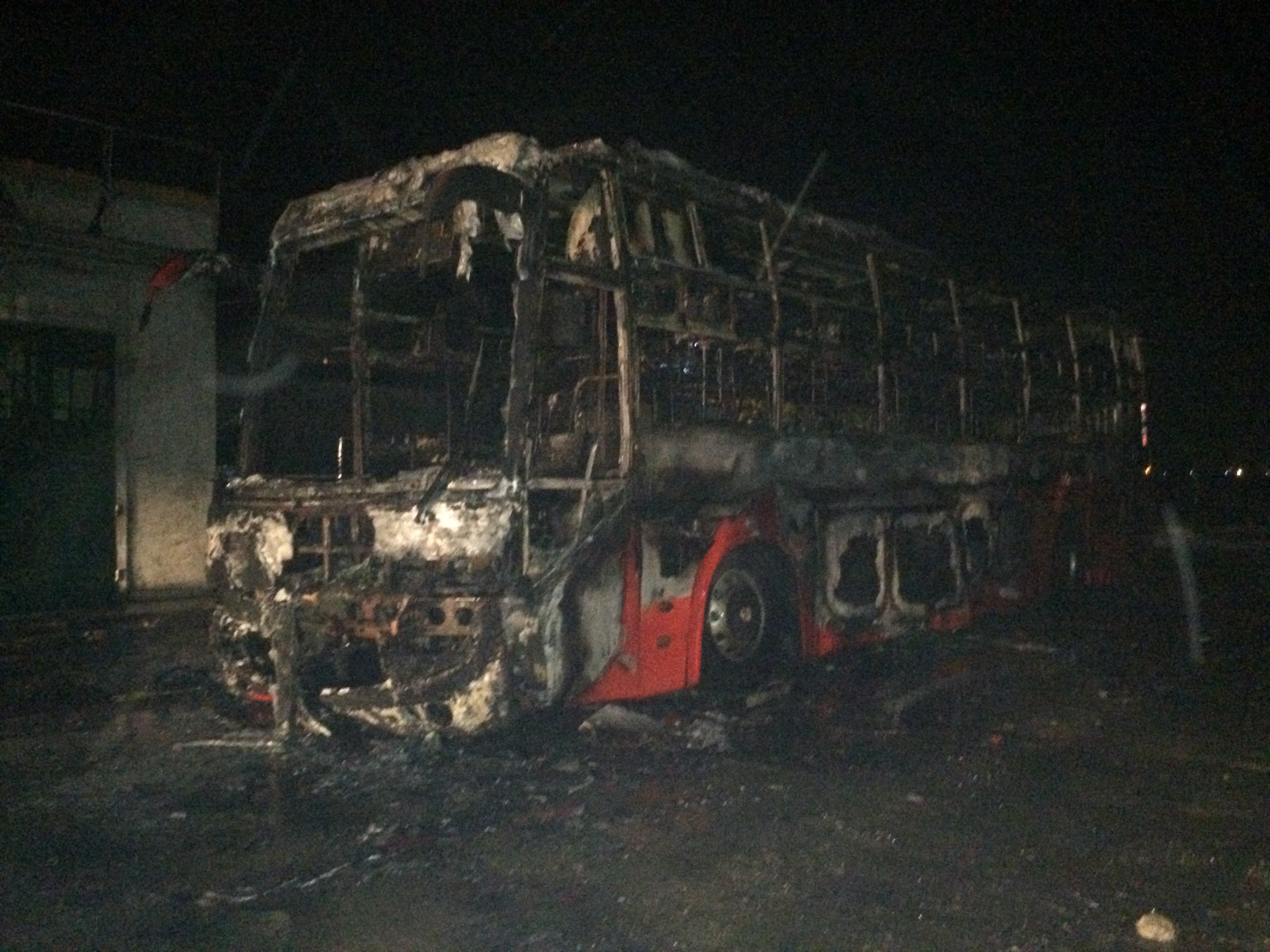 Hiện trường vụ xe khách bị đốt cháy -Ảnh: Nguyễn Đức