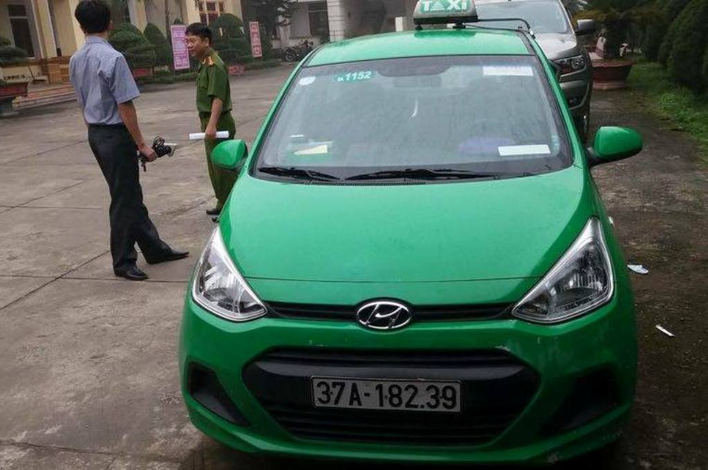 Xe taxi bị 3 nghi phạm cướp - Ảnh: Hồng Dũng
