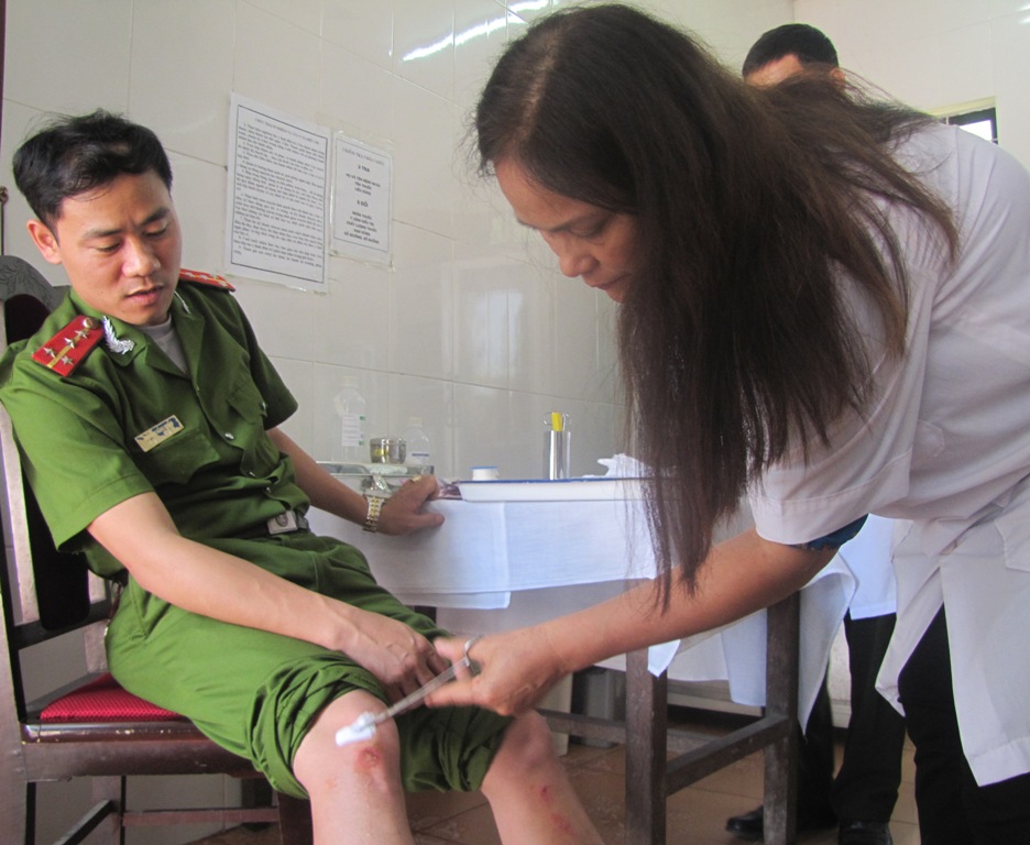 Bác sĩ Bệnh xá Công an tỉnh Hà Tĩnh chăm sóc chiến sĩ công an bị thương - Ảnh: Nguyễn Đức